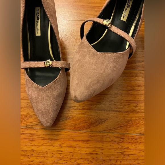 Pump shoes . Heeled shoes . - Picture 3 of 9